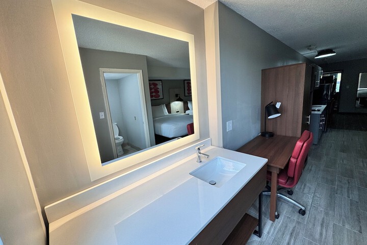 2 Queen Beds (10 of 13)