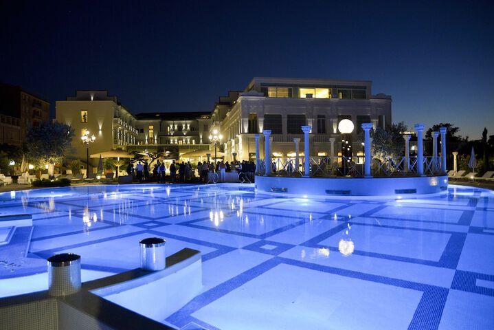Pool 41 of 121