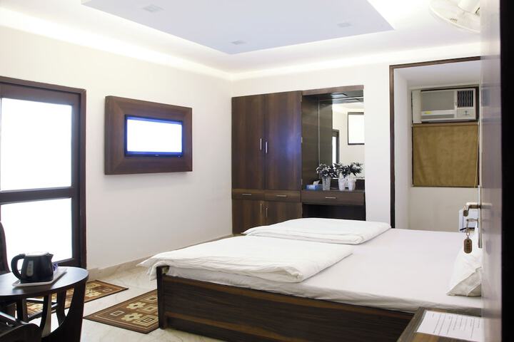 Room 6 of 7