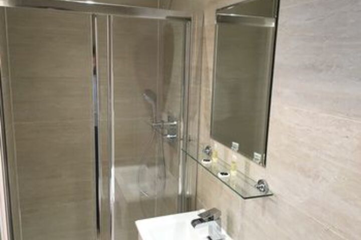 Room 4 of 16