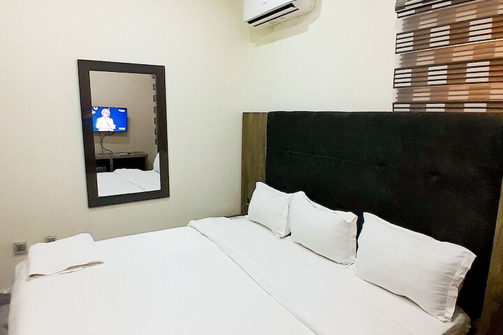 Room 8 of 16