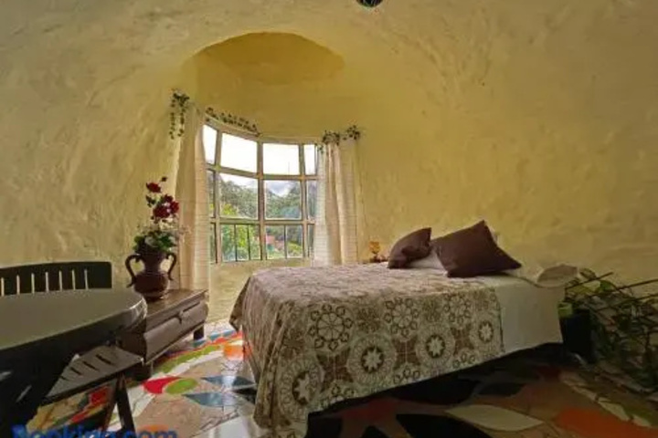 Room 4 of 13