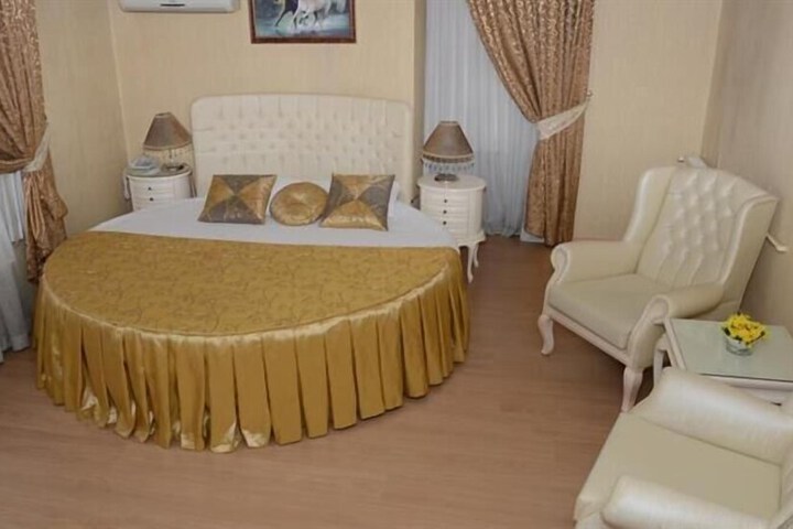 Room 6 of 13