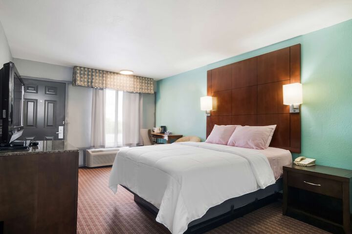 1 King Bed (5 of 18)