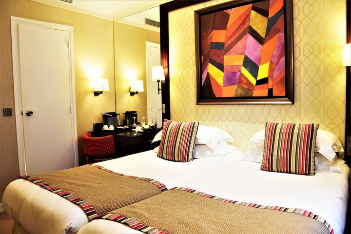Room 10 of 34