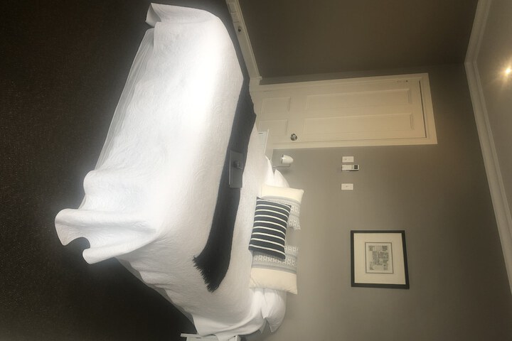 Room 34 of 151