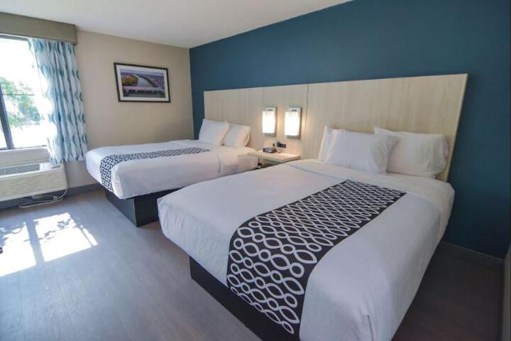 1 Queen Bed High Speed Internet Accessible 50 Inch Flat Screen Television Microwave and Refrigerator, Coffee Maker, Hairdryer Full Breakfast (7 of 15)