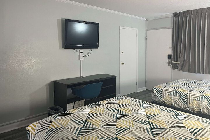 1 King Bed Micfridge (2 of 5)