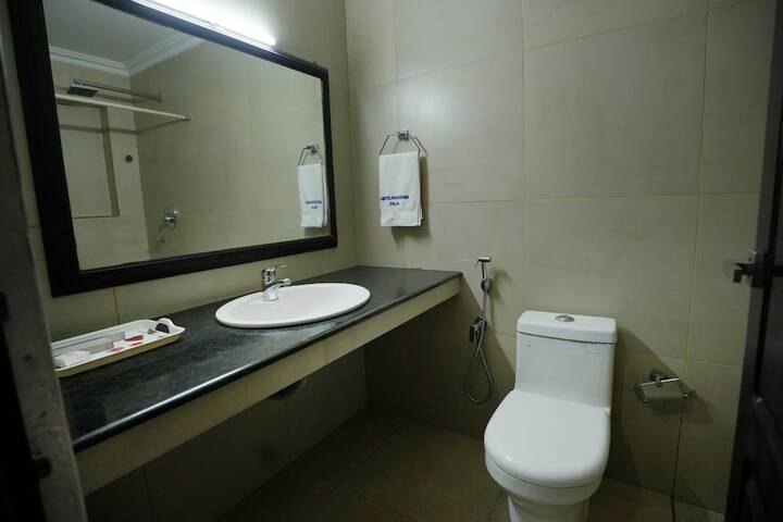 Room 6 of 9