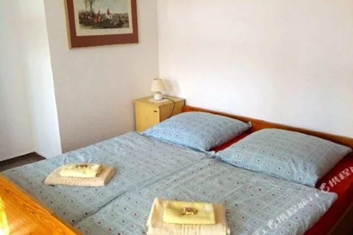 Room 4 of 5