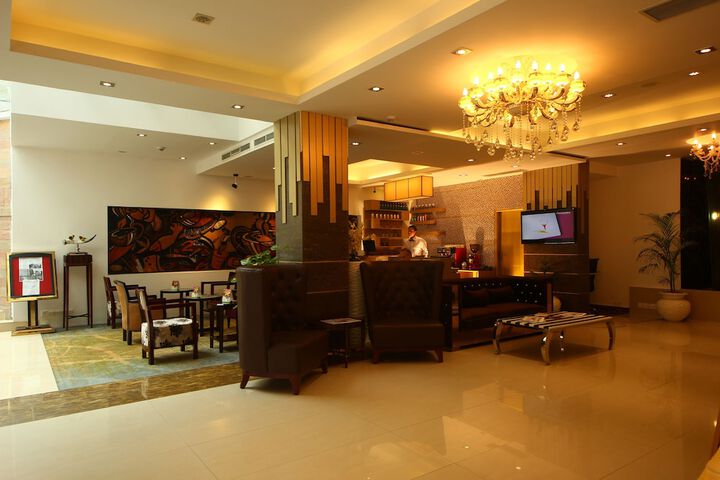 Hotel 4 of 100
