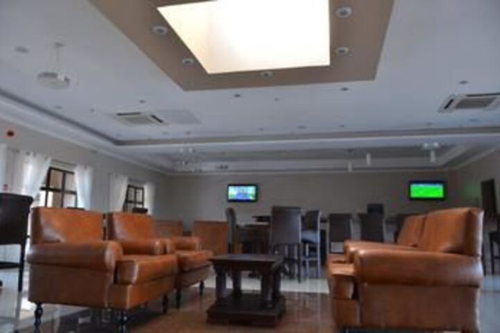 Lounge 10 of 16