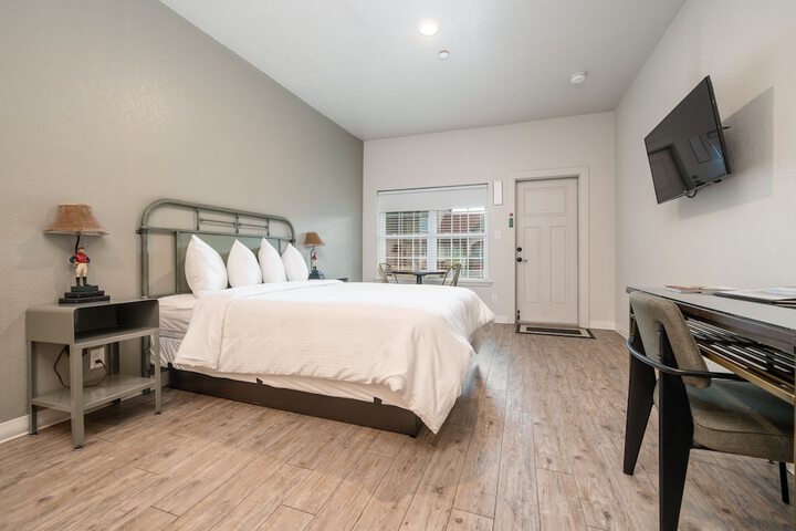Superior Room 1 Queen Bed (99 of 168)