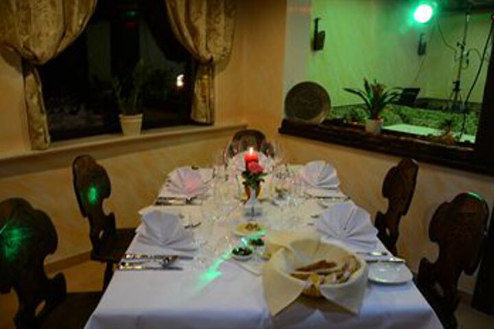 Dining 35 of 42