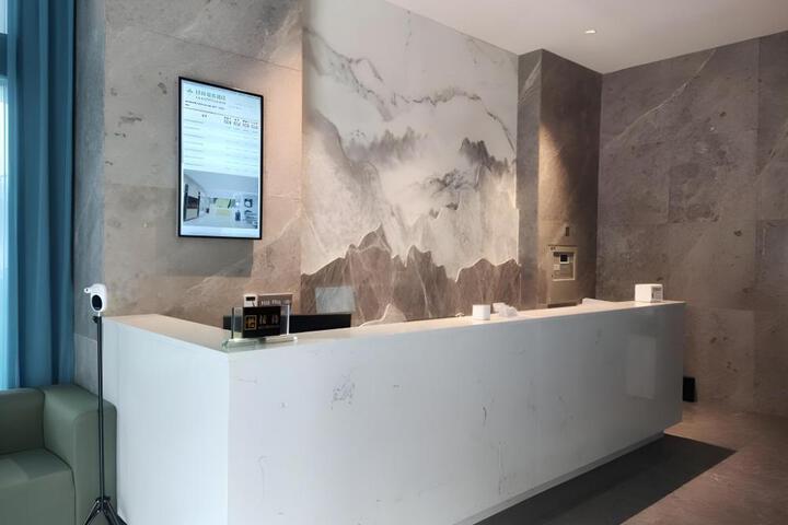 GreenTree Inn Express Zunyi Wuchuan Baoyuan City Plaza