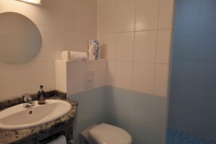 Room 13 of 20