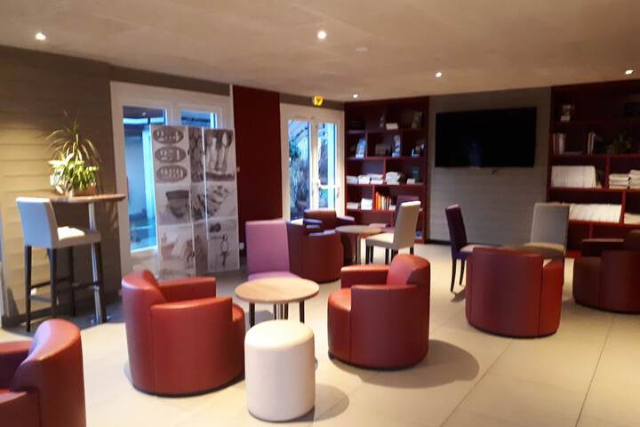 Lounge 20 of 28