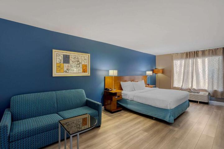 1 King Bed (4 of 22)
