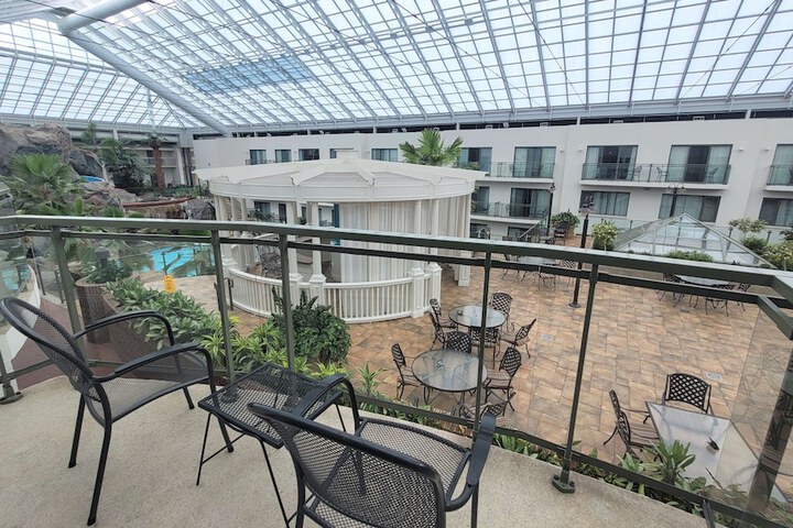 2 Queen Beds West Wing Patio Atrium View Microwave, Refrigerator WiFi (7 of 32)