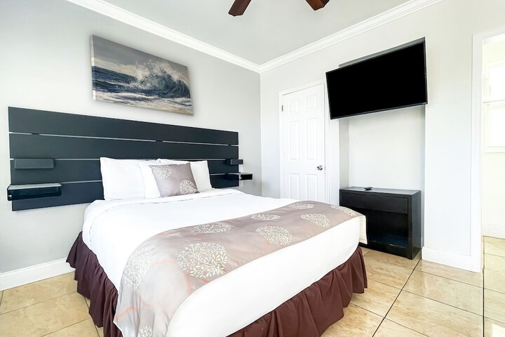 Studio Queen Bed (3 of 12)