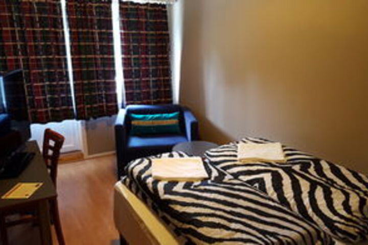 Room 10 of 16