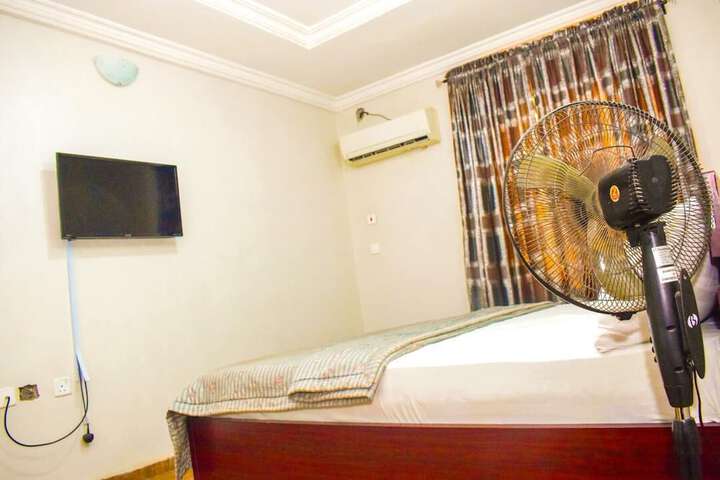 Room 7 of 18