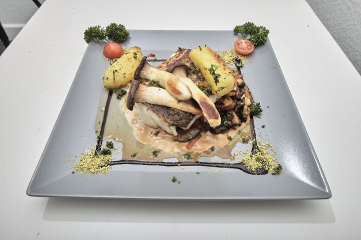 Dining 20 of 29