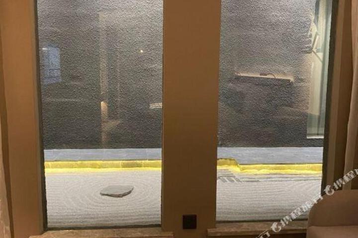 Ai Fei Hotel (Shanghai Xintiandi Lujiabang Road Metro Station)