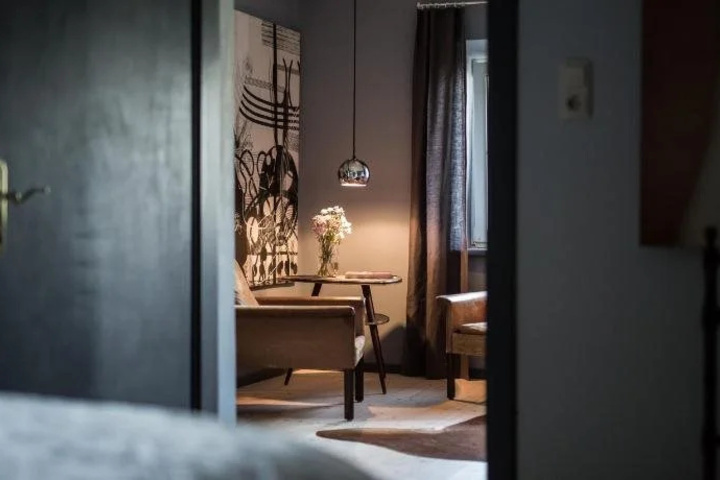 Room 2 of 17