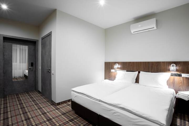 Room 9 of 25