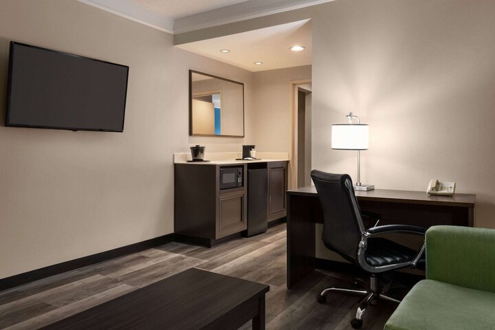 1 King Bed 1 Bedroom Executive Room (3 of 18)