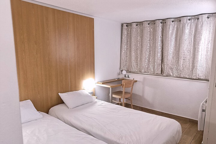 Room 11 of 35