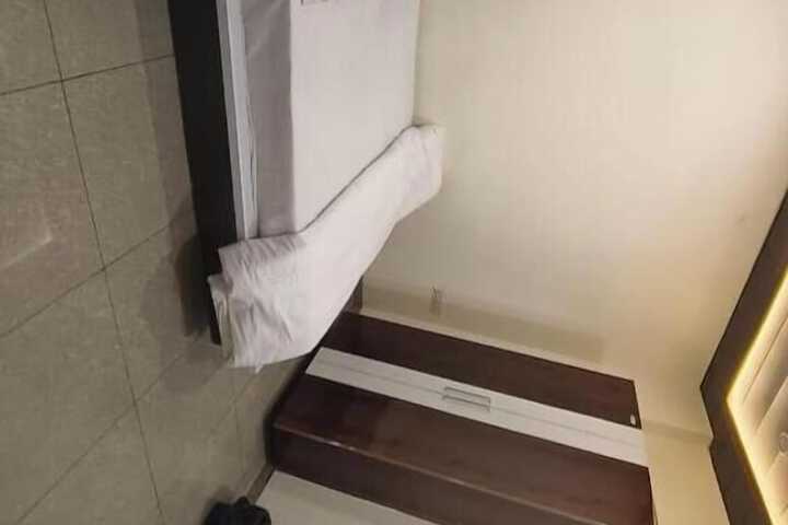 Room 7 of 8