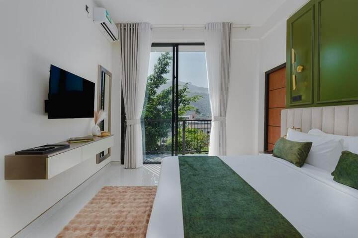 Room 10 of 32