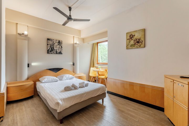 Room 28 of 60