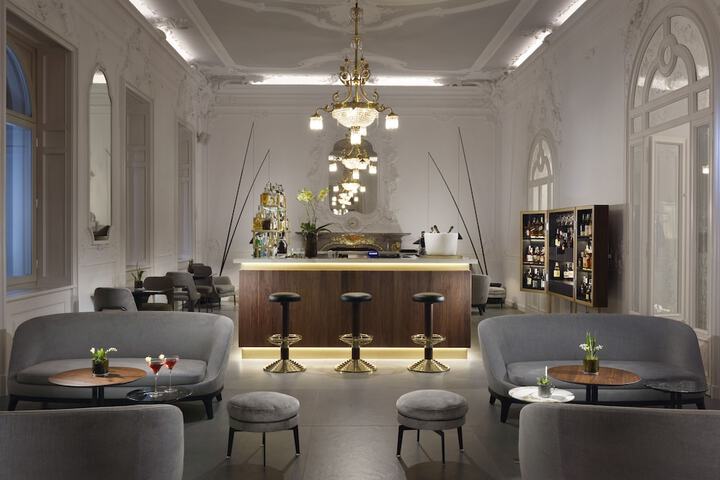 Lounge 108 of 127