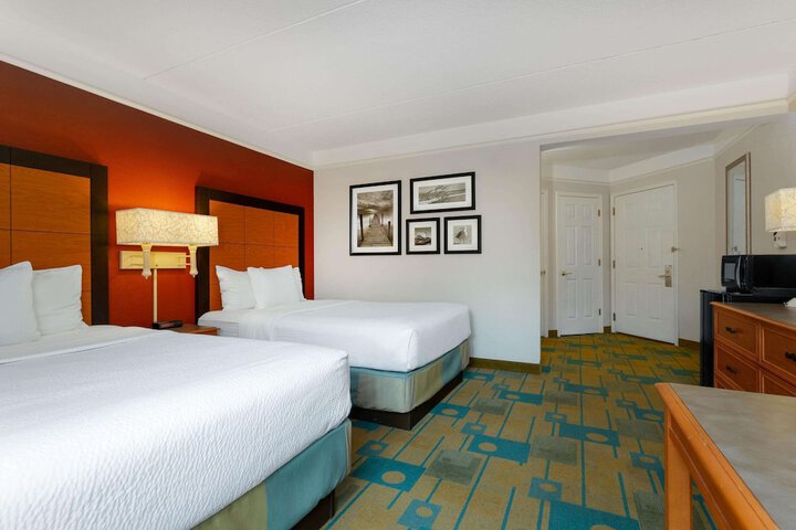 2 Double Beds (5 of 8)