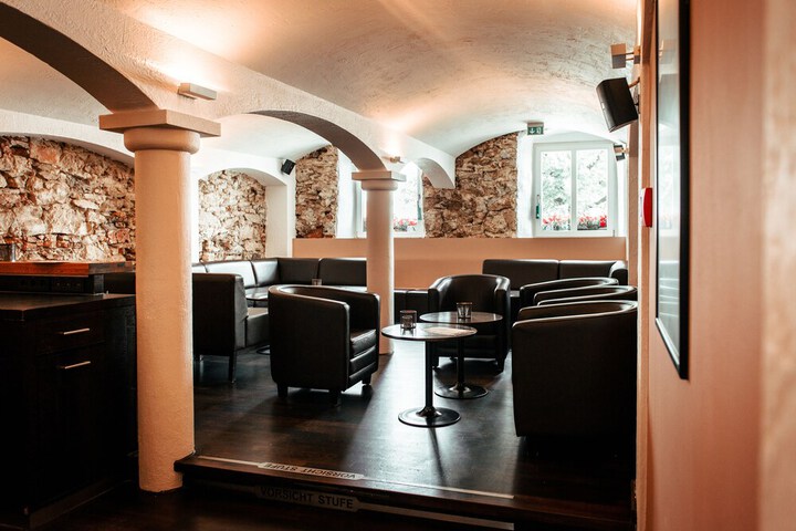 Lounge 18 of 24