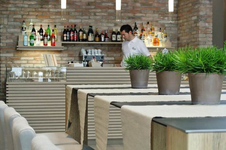 Lounge 56 of 78