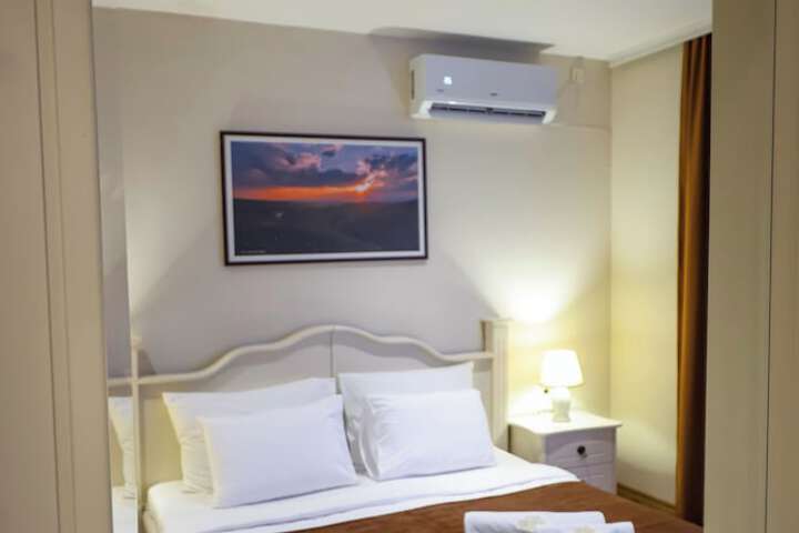 Room 5 of 98
