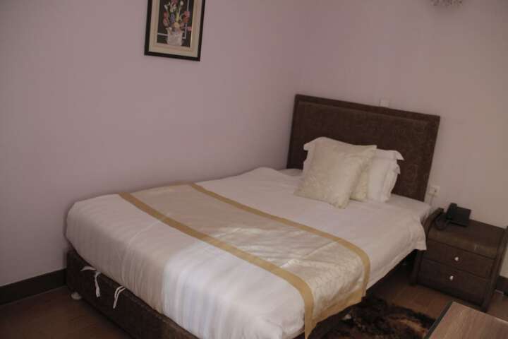 Room 10 of 28