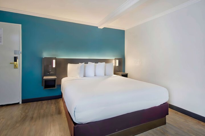 1 King Bed (6 of 23)