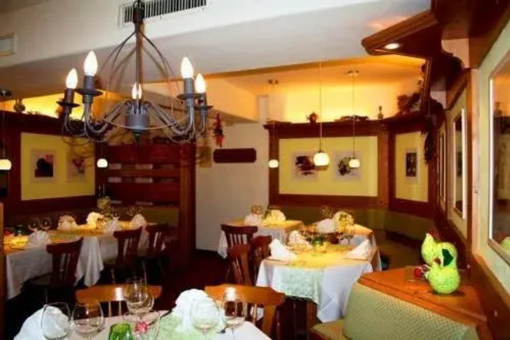 Dining 16 of 21