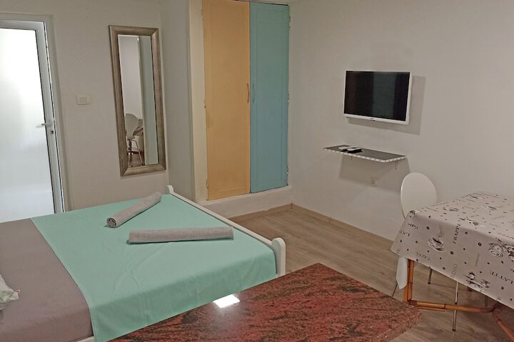 Room 6 of 117