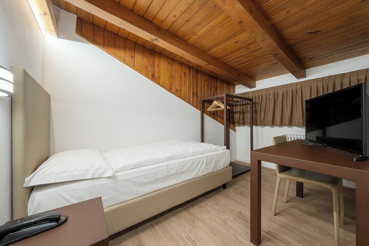 Room 7 of 38