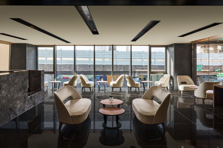 Lounge 37 of 42
