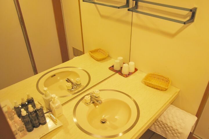 Room 12 of 25