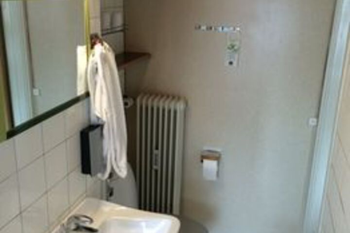 Room 4 of 7