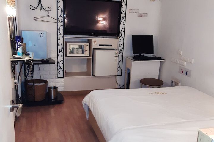Room 2 of 4