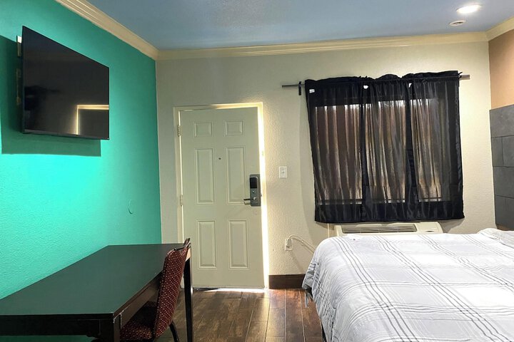 Room 12 of 18